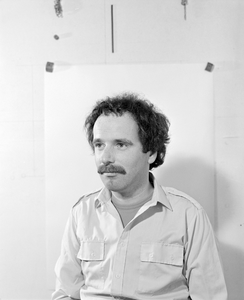 883182 Portret van Johan Denters (1949-2022), fotograaf bij de Gemeentelijke Fotodienst van 1980 tot 2013.